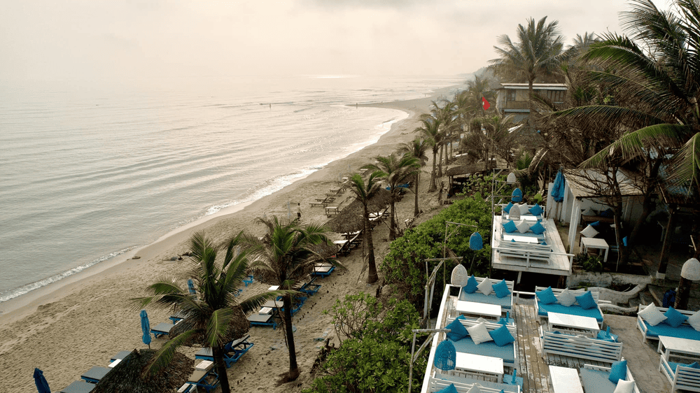 Biển An Bàng có cát trắng mịn và hàng dừa xanh rì (Nguồn: The DeckHouse An Bang Beach)